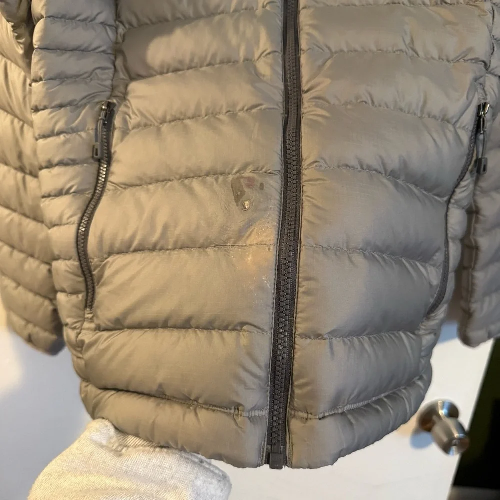 FLAWED Patagonia gray down puffer jacket size small - damage near zipper - Picture 3 of 7